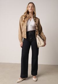 Born2be - Jasnobrązowa Kurtka w Stylu Bomberki z Ozdobnymi Guzikami Polimi. Okazja: na co dzień. Kolor: brązowy. Materiał: jeans. Styl: casual #4