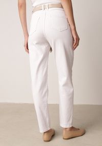 Born2be - Białe Bawełniano-Wiskozowe Jeansy Mom Fit z Dodatkowym Paskiem Papheilise. Okazja: na co dzień, na spotkanie biznesowe, do pracy. Kolor: biały. Styl: casual, biznesowy, elegancki, klasyczny #4
