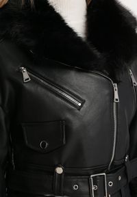 Born2be - Czarna Ocieplona Kurtka Biker z Ozdobnym Futerkiem i Klamrami Worellia. Kolor: czarny. Materiał: futro. Długość: krótkie. Wzór: aplikacja #5