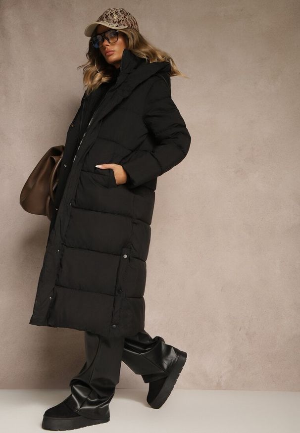 Renee - Czarna Zimowa Kurtka z Pikowanymi Przeszyciami Kapturem i Bocznymi Napami Alarisse. Okazja: na imprezę, na co dzień. Kolor: czarny. Materiał: jeans. Sezon: zima. Styl: casual