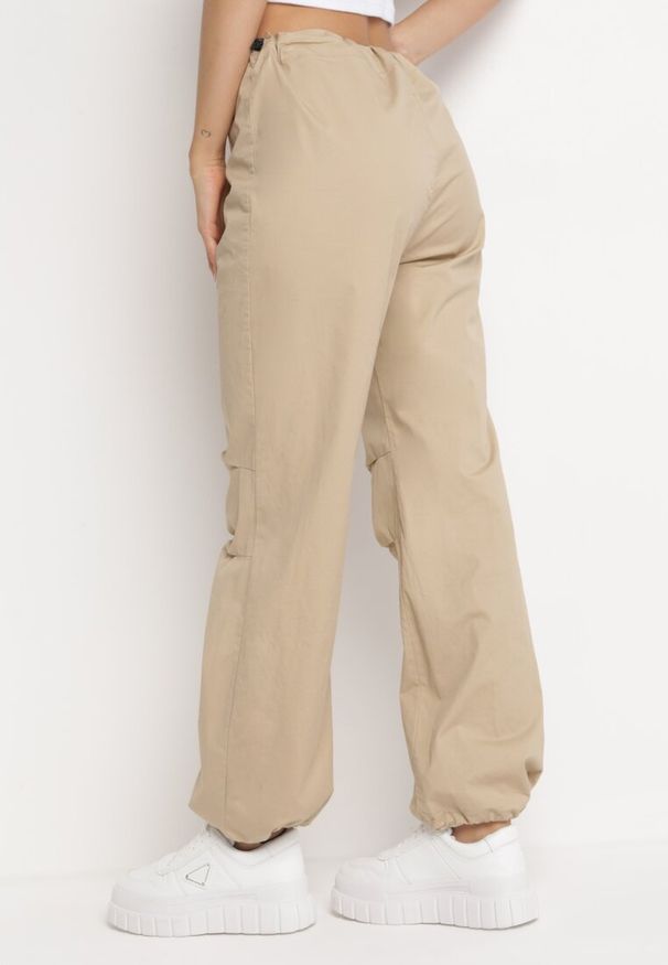 Born2be - Beżowe Szerokie Spodnie ze Stoperami Dalfo. Kolor: beżowy