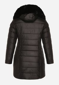 Born2be - Czarna Długa Kurtka Pikowana z Odpinanym Kapturem i Futerkiem Retelma. Okazja: na co dzień. Kolor: czarny. Materiał: futro. Długość: długie. Styl: casual #3