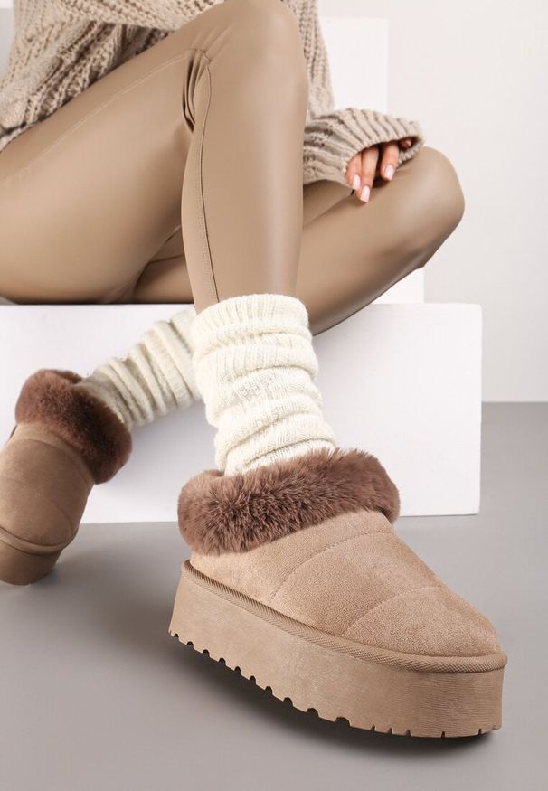 Born2be - Ciemnobeżowe Śniegowce na Platformie z Wywiniętym Futerkiem Tiriola. Kolor: beżowy. Materiał: futro. Sezon: zima. Obcas: na platformie