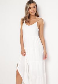 Born2be - Biała Sukienka z Bawełnianej Tkaniny z Wiązanymi Ramiączkami Esthenis. Kolor: biały. Materiał: bawełna, tkanina. Długość rękawa: na ramiączkach. Sezon: lato #5