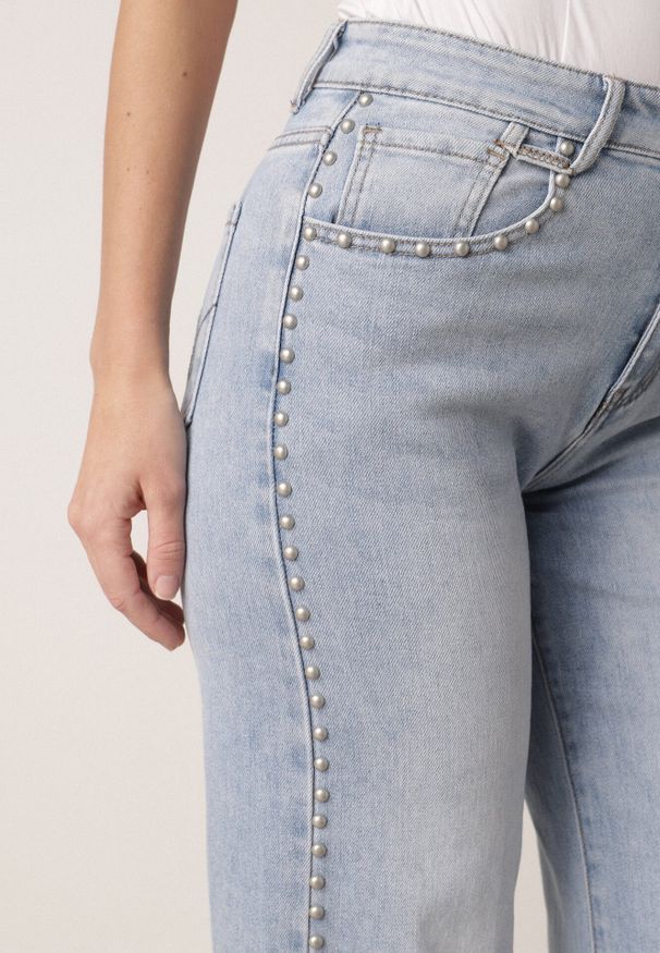 Born2be - Niebieskie Szerokie Jeansy Wysoki Stan z Bawełną Ozdobione Nitami Basithoe. Okazja: na co dzień. Stan: podwyższony. Kolor: niebieski. Wzór: aplikacja. Styl: casual, klasyczny, elegancki