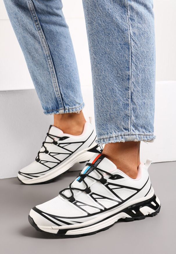 Born2be - Biało-Czarne Sneakersy przed Kostkę Ściągane Gumką z Ozdobnymi Wstawkami na Cholewce Axliara. Wysokość cholewki: przed kostkę. Nosek buta: okrągły. Kolor: biały. Materiał: materiał. Szerokość cholewki: normalna. Obcas: na obcasie. Wysokość obcasa: niski