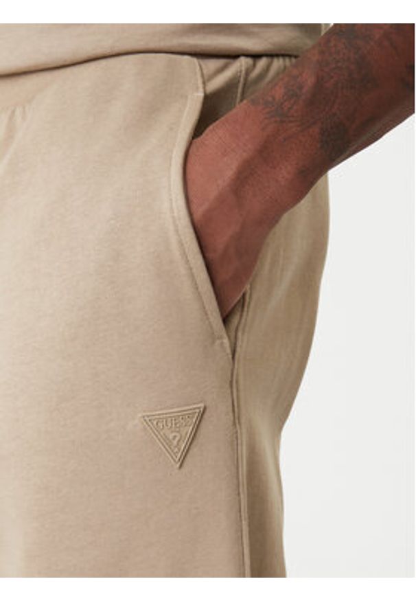 Guess Spodnie dresowe Z6RB03 K9YI1 Beżowy Regular Fit. Kolor: beżowy. Materiał: bawełna