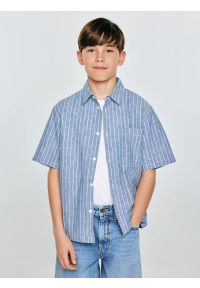 Big-Star - Koszula chłopięca oversize w prążek niebieska Wenling 401. Okazja: na co dzień. Kolor: niebieski. Materiał: tkanina, bawełna, len. Długość rękawa: krótki rękaw. Długość: krótkie. Wzór: prążki. Sezon: lato. Styl: casual, elegancki, klasyczny #1