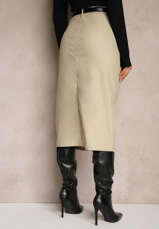Renee - Jasnobeżowa Spódnica z Ekoskóry High Waist z Rozcięciem i Napami z Przodu Asttia. Okazja: na co dzień. Stan: podwyższony. Kolor: beżowy. Materiał: bawełna. Sezon: jesień, zima. Styl: casual