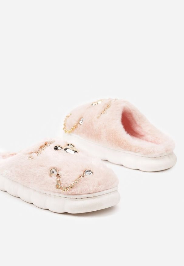 Renee - Różowe Kapcie na Płaskiej Podeszwie z Futerkiem Ozdobione Łańcuszkiem i Cyrkoniami Reanivia. Okazja: do domu. Kolor: różowy. Materiał: futro. Wzór: aplikacja. Obcas: na płaskiej podeszwie