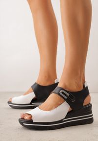 Born2be - Białe Sandały ze Skóry Naturalnej na Koturnie z Metaliczną Ozdobą i Cyrkoniami Charevera. Okazja: na co dzień. Zapięcie: rzepy. Kolor: biały. Materiał: skóra. Wzór: aplikacja. Obcas: na koturnie. Styl: casual, elegancki #4