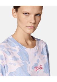 Versace Jeans Couture - VERSACE JEANS COUTURE - Farbowany t-shirt oversize. Kolor: różowy, wielokolorowy, fioletowy. Materiał: bawełna. Wzór: napisy #5