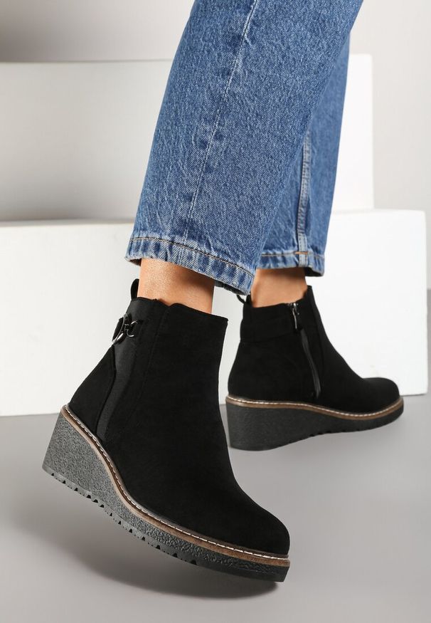 Born2be - Czarne Botki na Koturnie w Stylu Sztybletów z Metaliczną Ozdobą Savanesse. Okazja: na co dzień. Kolor: czarny. Materiał: jeans. Wzór: aplikacja. Obcas: na koturnie. Styl: casual