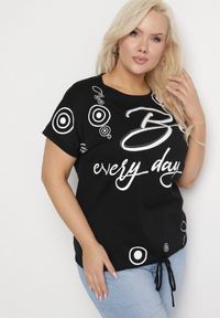 Born2be - Czarny Bawełniany T-shirt z Napisem Be Every Day i Ściągaczem na Dole Ableza. Okazja: na co dzień. Kolekcja: plus size. Kolor: czarny. Materiał: bawełna. Wzór: napisy. Styl: casual #4