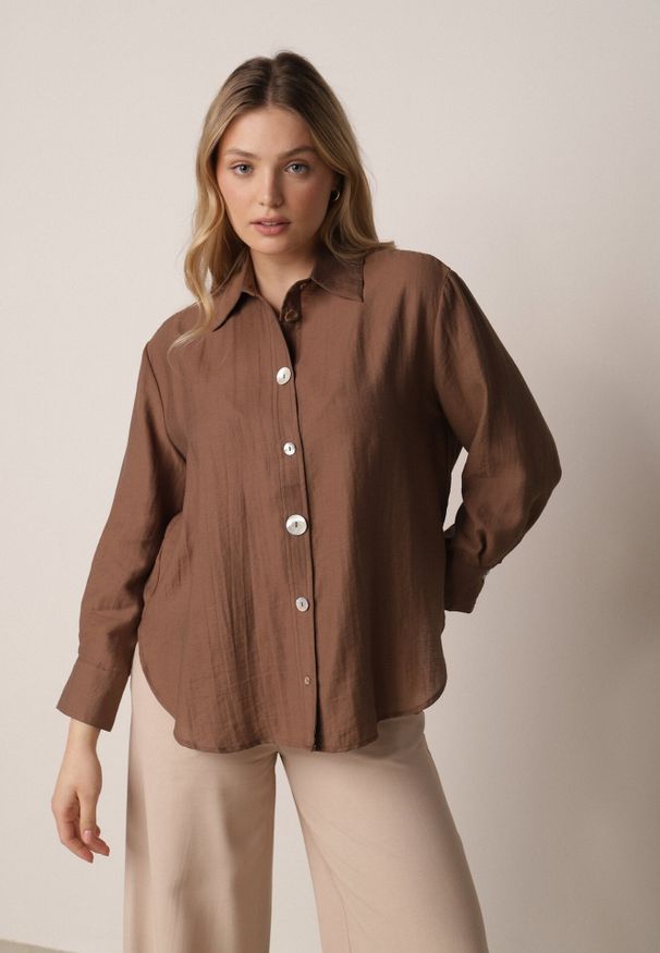 Born2be - Brązowa Koszula Oversize z Wiskozą i Lnem Zdobiona Nieregularnymi Guzikami Inisera. Okazja: do pracy, na co dzień. Typ kołnierza: kołnierzyk klasyczny. Kolor: brązowy. Materiał: wiskoza, len. Długość: długie. Wzór: aplikacja. Styl: elegancki, klasyczny, casual