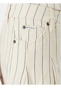 Guess Jeans Szorty jeansowe W6GDY5 D7961 Écru Loose Fit. Kolor: kremowy. Materiał: bawełna #2