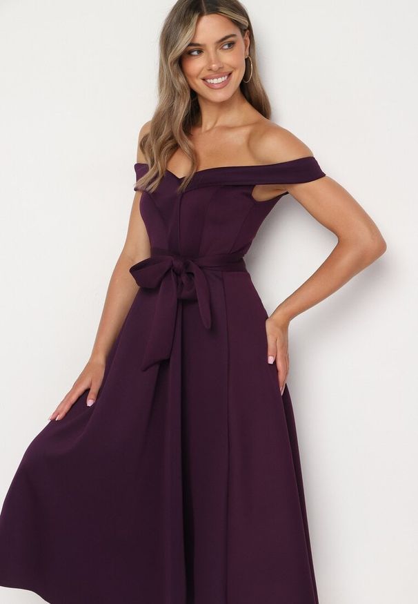 Born2be - Ciemnofioletowa Elegancka Sukienka o Fasonie Hiszpanki z Materiałowym Paskiem Xaelia. Typ kołnierza: dekolt hiszpanka. Kolor: fioletowy. Materiał: materiał. Styl: elegancki