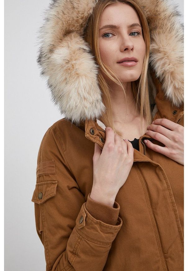 only - Only parka damska kolor brązowy przejściowa. Okazja: na co dzień. Kolor: brązowy. Materiał: bawełna, futro. Styl: casual