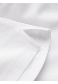 Ombre Clothing - Koszulka męska polo z dzianiny pique bez guzików - biała V1 - Rozmiar: XXL. Okazja: do pracy, na co dzień. Typ kołnierza: polo. Kolor: biały. Materiał: dzianina. Wzór: aplikacja, ze splotem, paski. Styl: klasyczny, sportowy, wizytowy, casual #9
