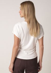 Born2be - Biały T-shirt z Wiskozy z Trójkątnym Dekoltem Achiore. Okazja: na co dzień. Kolor: biały. Materiał: wiskoza. Styl: casual, klasyczny #4
