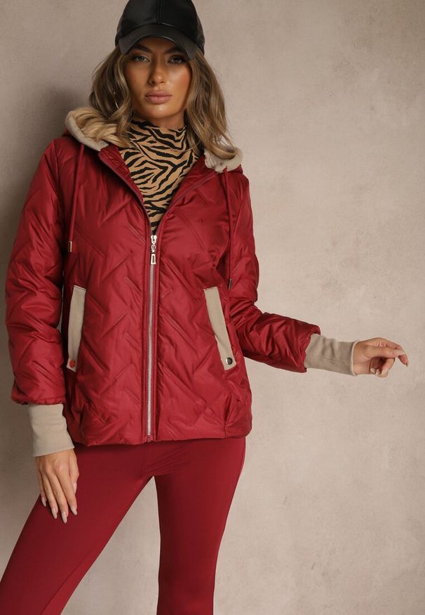 Renee - Czerwona Kurtka z Pikowanymi Przeszyciami Kontrastowymi Wstawkami i Kapturem Tulirea. Okazja: na co dzień. Typ kołnierza: kaptur. Kolor: czerwony. Materiał: jeans. Styl: casual, elegancki