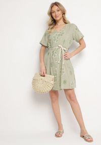 Born2be - Jasnozielona Sukienka w Stylu Boho w Haftowane Kwiaty ze Sznurkiem Evionis. Okazja: na co dzień. Typ kołnierza: dekolt w serek. Kolor: zielony. Wzór: haft, kwiaty. Styl: boho #3