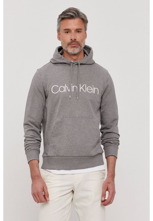 Calvin Klein Bluza bawełniana męska kolor szary z kapturem z nadrukiem. Okazja: na co dzień. Typ kołnierza: kaptur. Kolor: szary. Materiał: bawełna. Wzór: nadruk. Styl: casual