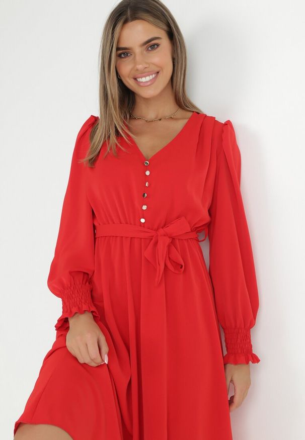 Born2be - Czerwona Sukienka z Bufiastym Rękawem i Guzikami przy Dekolcie Mozelle. Okazja: na co dzień, na spotkanie biznesowe. Typ kołnierza: dekolt w serek. Kolor: czerwony. Materiał: tkanina. Sezon: wiosna, jesień. Typ sukienki: proste. Styl: casual, biznesowy