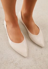 Born2be - Jasnobeżowe Eleganckie Eleganckie Balerinki z Noskiem w Szpic Abssis. Okazja: na co dzień. Kolor: beżowy. Materiał: jeans. Styl: elegancki #1