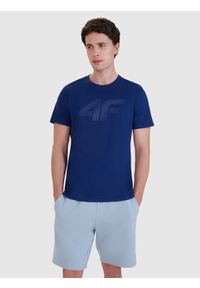 4f - 4F T-shirt regular z nadrukiem męski - granatowy M. Okazja: na co dzień. Kolor: niebieski. Materiał: dzianina, bawełna, jersey. Długość rękawa: krótki rękaw. Długość: krótkie. Wzór: nadruk. Styl: klasyczny, sportowy, casual