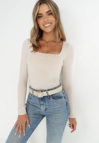 Born2be - Beżowa Bluzka Alexusi. Typ kołnierza: dekolt kwadratowy. Kolor: beżowy. Materiał: dzianina. Długość rękawa: długi rękaw. Długość: długie. Wzór: gładki. Styl: elegancki #4