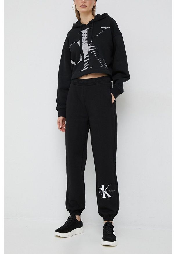 Calvin Klein Jeans spodnie dresowe damskie kolor czarny z nadrukiem. Kolor: czarny. Materiał: dresówka. Wzór: nadruk