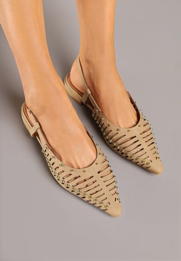 Renee - Ciemnobeżowe Sandały Vices w Stylu Mules z Nitami i Drobnymi Wycięciami Vevalora. Okazja: na co dzień. Kolor: beżowy. Obcas: na obcasie. Styl: elegancki, casual. Wysokość obcasa: średni