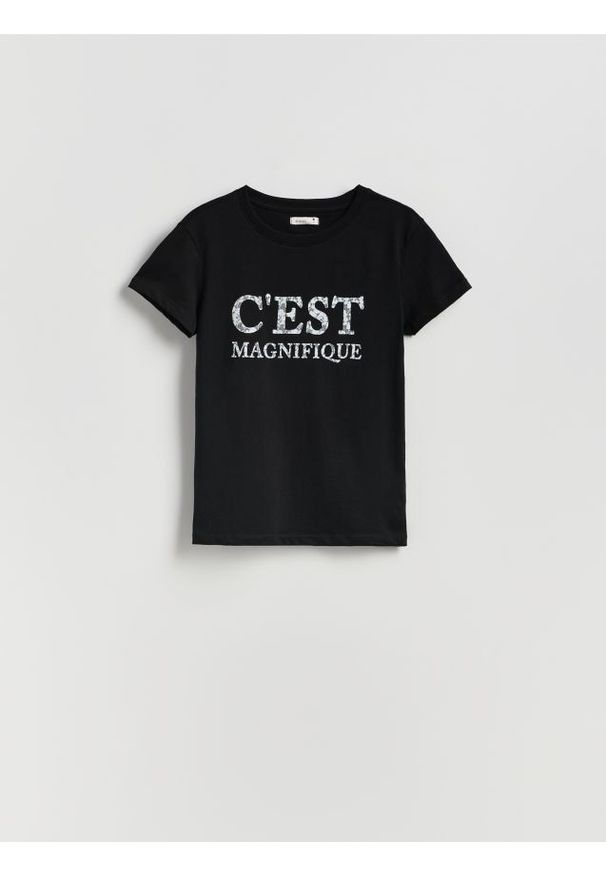 Reserved - T-shirt z nadrukiem - czarny. Kolor: czarny. Materiał: bawełna. Wzór: nadruk. Styl: klasyczny