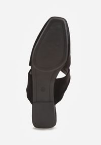 Renee - Czarne Klapki Vices Typu Mule z Ozdobnym Supłem Elitina. Okazja: na spacer. Kolor: czarny. Wzór: aplikacja, kwiaty. Sezon: lato. Obcas: na płaskiej podeszwie. Styl: elegancki, klasyczny #2