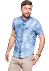 Lee - KOSZULA MĘSKA KRÓTKI RĘKAW RĘKAW LEE BUTTON DOWN SHIRT DAYLIGHT BLAZE L886PGRS. Typ kołnierza: button down. Materiał: jeans. Długość rękawa: krótki rękaw. Długość: krótkie #9