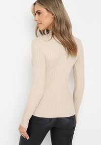Born2be - Beżowy Dopasowany Sweter Golf z Ozdobnymi Guzikami Oppanla. Typ kołnierza: golf. Kolor: beżowy. Materiał: tkanina, dzianina. Długość rękawa: długi rękaw. Długość: długie. Wzór: aplikacja #4
