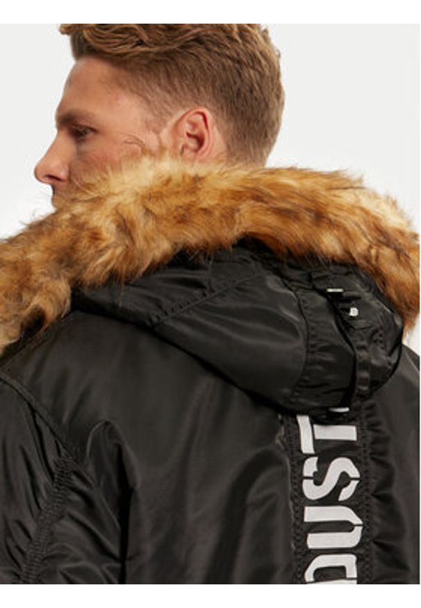 Alpha Industries Kurtka zimowa 113145 Czarny Regular Fit. Kolor: czarny. Materiał: syntetyk. Sezon: zima