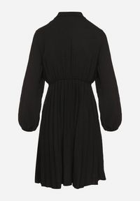 Born2be - Czarna Plisowana Sukienka z Ozdobnym Wiązaniem i Gumką w Talii Melondria. Okazja: na spotkanie biznesowe, na imprezę. Kolor: czarny. Długość rękawa: długi rękaw. Sezon: lato. Styl: biznesowy #5