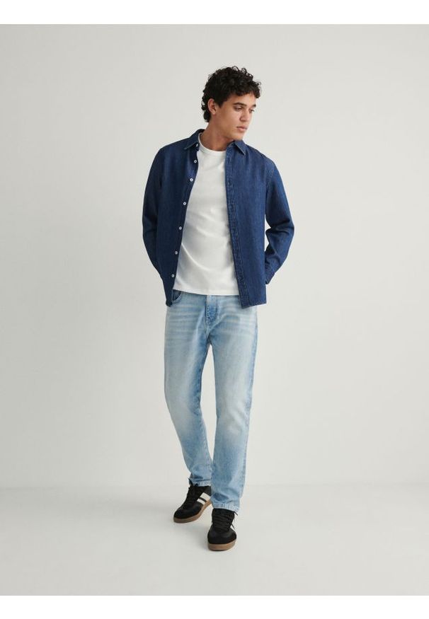 Reserved - Jeansy slim fit z efektem sprania - niebieski. Kolor: niebieski