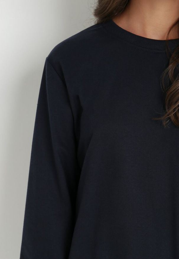 Born2be - Granatowa Bluza Voeum. Okazja: na spacer, na co dzień, do pracy. Kolor: niebieski. Materiał: prążkowany, dzianina, dresówka. Długość rękawa: długi rękaw. Długość: długie. Wzór: gładki, jednolity, kolorowy. Styl: casual, klasyczny