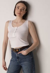 Born2be - Biały Prążkowany Top na Szerokich Ramiączkach z Bawełny Zdobiony Guzikami Bernella. Okazja: na spacer. Kolor: biały. Materiał: prążkowany, bawełna. Długość rękawa: na ramiączkach. Wzór: aplikacja. Sezon: zima, lato. Styl: elegancki #1