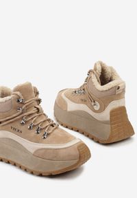 Renee - Ciemnobeżoiwe Sneakersy Śniegowce Vices na Platformie w Sportowym Stylu Nelsella. Okazja: na co dzień, na spacer. Kolor: beżowy. Materiał: jeans. Szerokość cholewki: normalna. Obcas: na platformie. Sport: turystyka piesza