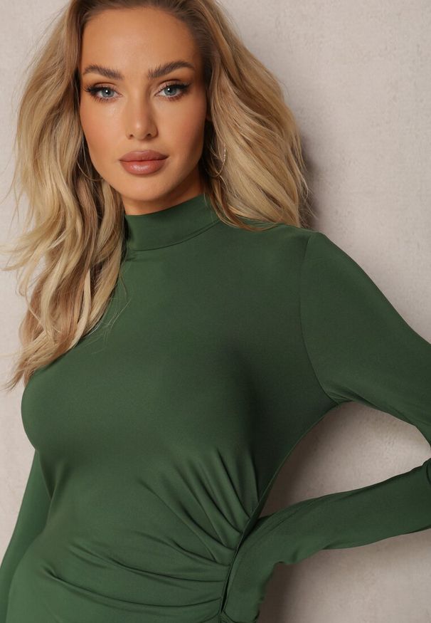 Renee - Ciemnozielona Sukienka Midi z Marszczeniem i Rozcięciem Vangia. Okazja: na co dzień. Kolor: zielony. Materiał: wiskoza. Typ sukienki: proste. Styl: casual. Długość: midi