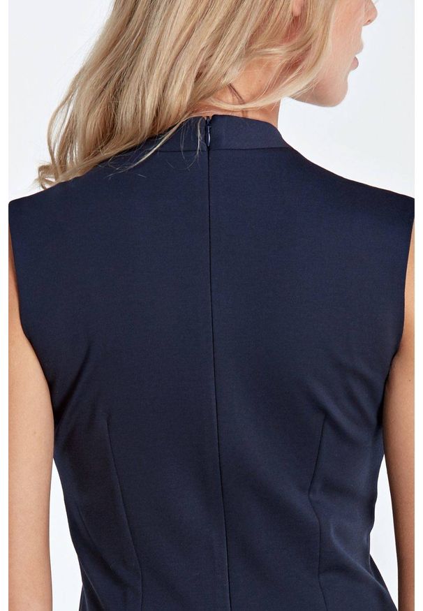 Colett - Elegancka klasyczna sukienka midi ze stójką. Okazja: do pracy. Typ kołnierza: kołnierzyk stójkowy. Materiał: dzianina, nylon. Typ sukienki: proste. Styl: elegancki, klasyczny. Długość: midi