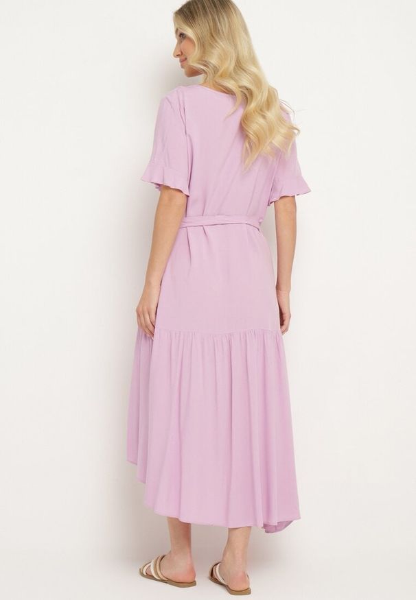 Born2be - Fioletowa Sukienka Pudełkowa z Materiałowym Paskiem i Falbanką Dimovas. Typ kołnierza: dekolt w kształcie V. Kolor: fioletowy. Materiał: materiał