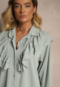 Renee - Jasnozielona Koszula Ozdobiona Falbaną Kornella. Okazja: na co dzień. Typ kołnierza: kołnierzyk klasyczny. Kolor: zielony. Materiał: jeans. Wzór: aplikacja. Styl: klasyczny, elegancki, casual #3