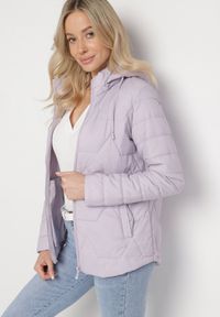 Born2be - Jasnofioletowa Pikowana Kurtka z Odpinanym Kapturem Noridi. Okazja: na co dzień. Kolor: fioletowy. Materiał: jeans. Styl: klasyczny, casual, elegancki #5