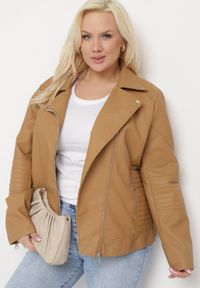 Born2be - Brązowa Kurtka Ramoneska z Ekoskóry z Ozdobnymi Paskami na Napy Bellassa. Typ kołnierza: kołnierzyk stójkowy. Kolekcja: plus size. Kolor: brązowy. Wzór: paski #1
