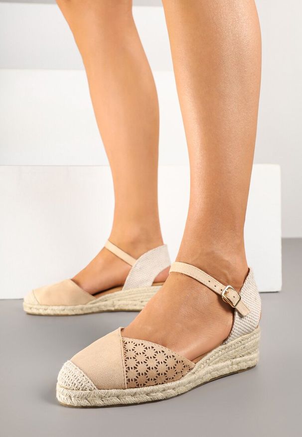 Renee - Ciemnobeżowe Sandały Vices na Plecionym Koturnie w Stylu Boho Erathria. Okazja: na spacer. Zapięcie: sprzączka. Kolor: beżowy. Sezon: lato. Obcas: na koturnie. Styl: boho